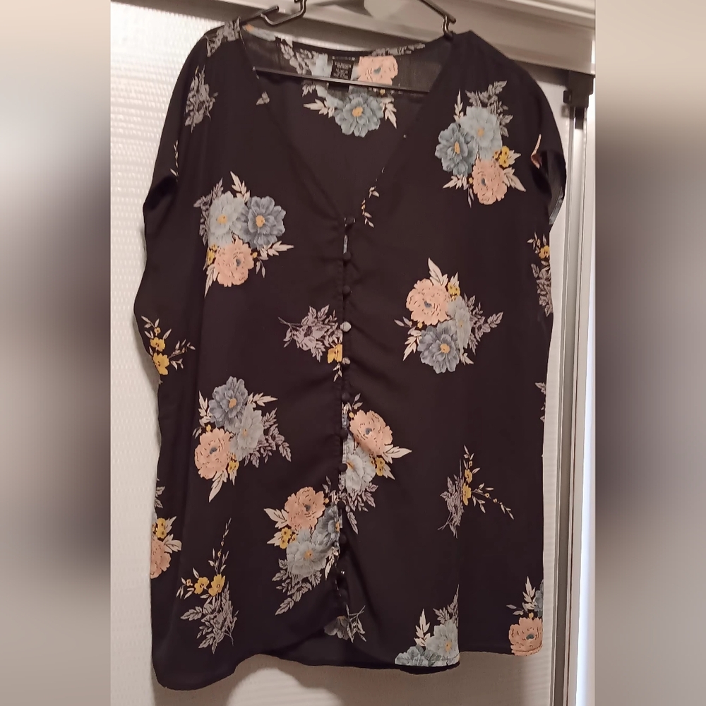 Torrid Blouse Black with floral Pattern
